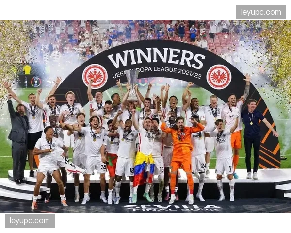 现场：法兰克福球迷在欧联杯晋级后，展示巨型TIFO迎接联赛