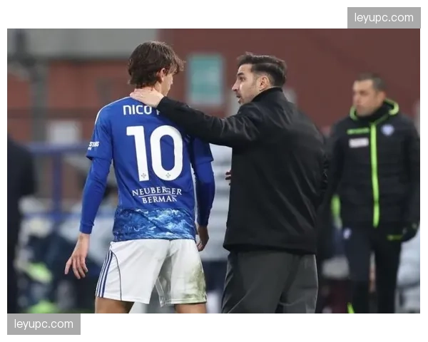 法布雷加斯场边激情指挥，科莫主帅获三月最佳后首秀